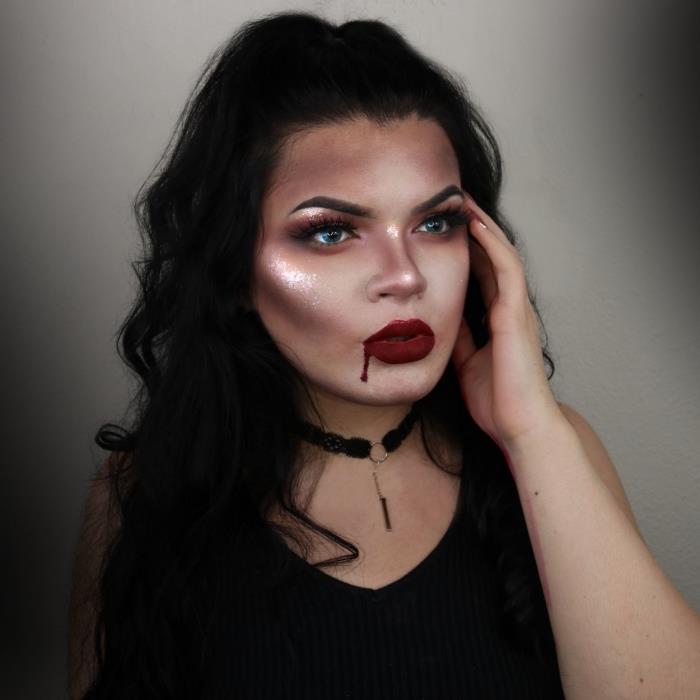 blyškaus pagrindo moterų vampyrų makiažo pavyzdys su bronzantu ir veido išryškinimu