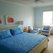 Cama azul no quarto