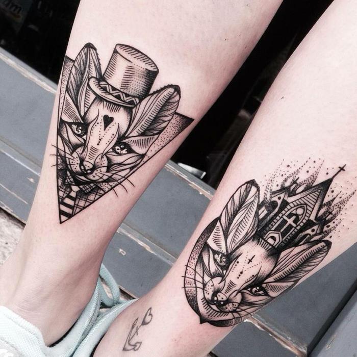 Katės tatuiruotės modelis, originalus abstraktus kačių tatuiruotės dizainas ant abiejų kojų, gražus grafinio dizaino vaizdas