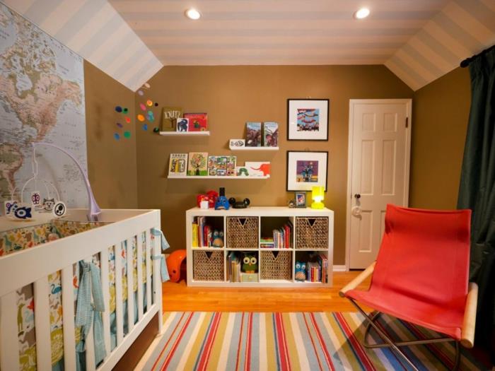 kūdikio kambario dažai, dryžuotas kilimas, balta kūdikio lova, kūdikio kambarys