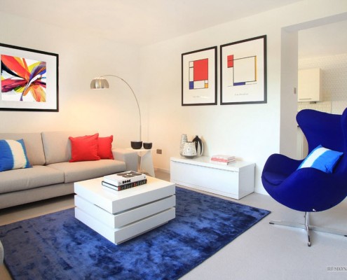 Um excelente contrapeso para o `` silêncio branco '' cores como amarelo, vermelho, verde e azul podem servir