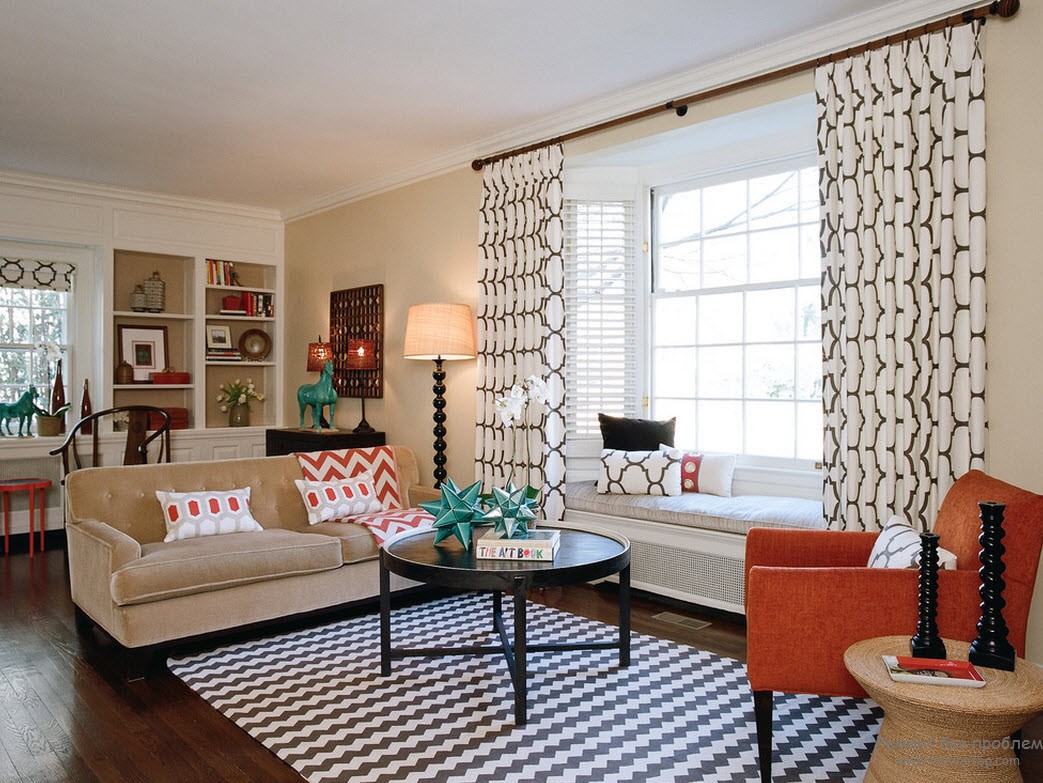 La combinación de patrón y color une la sala de estar y el ventanal