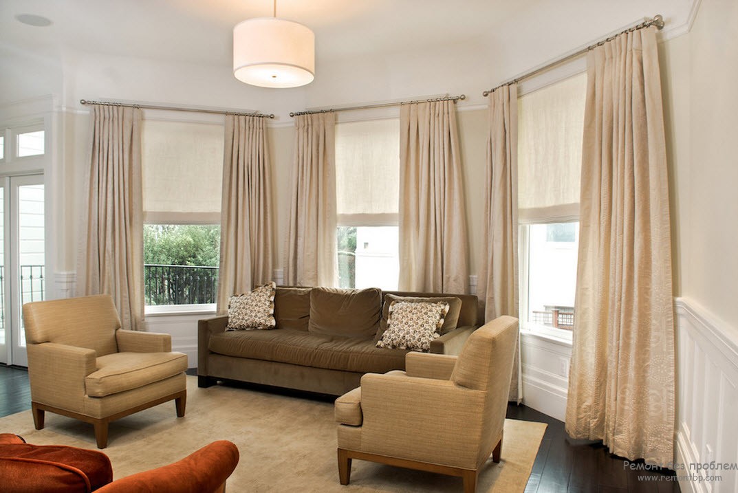 Las cortinas de color beige claro para combinar con el color de los muebles hacen que la habitación sea más luminosa