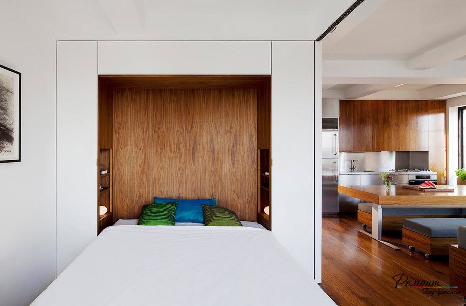 La cama transformadora ahorra un gran espacio en la habitación.