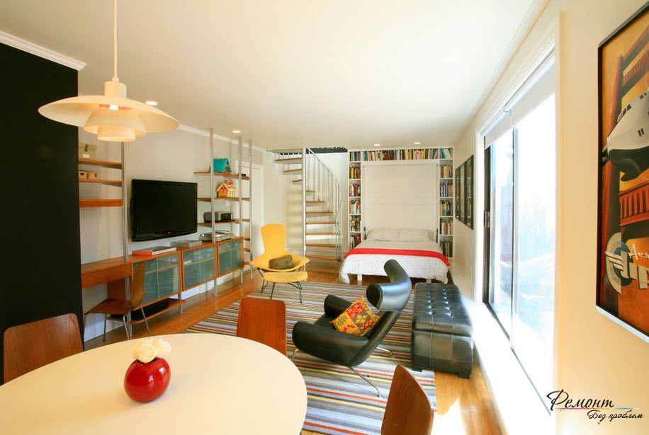 Una opción racional para combinar una sala de estar con un dormitorio.