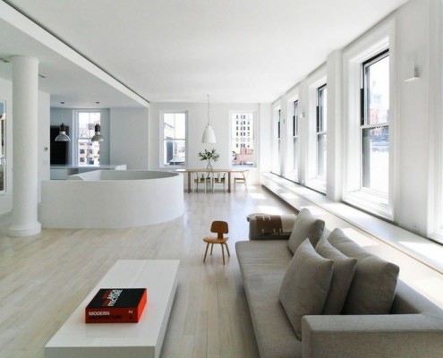 La chiara suddivisione in zone di una stanza spaziosa è una caratteristica del minimalismo