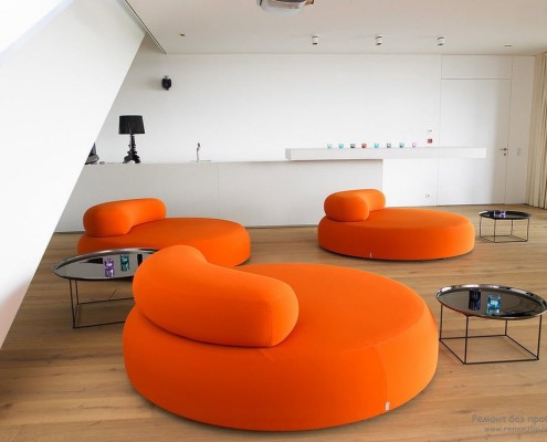 Salón familiar con muebles redondos de color naranja brillante