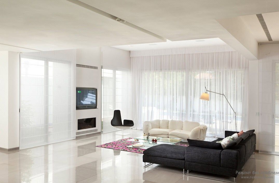 Los textiles en el interior combinan o contrastan con la gama principal de blancos
