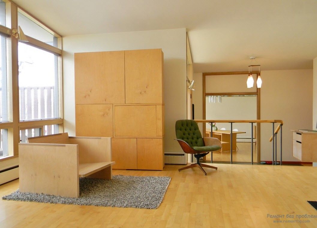 Un conjunto de muebles de estrictas formas geométricas.