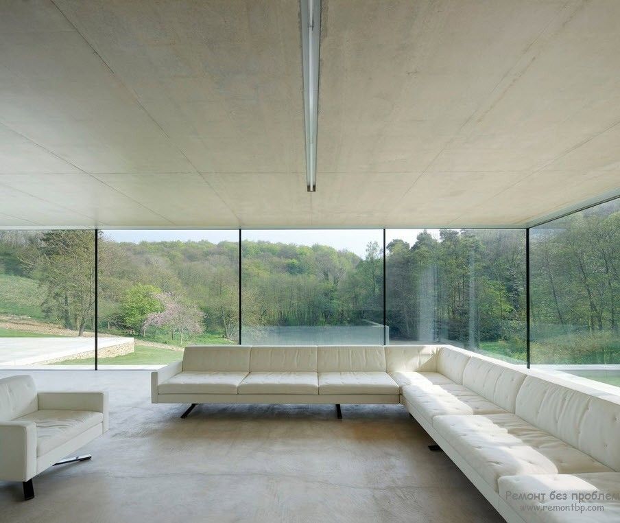 La espaciosa habitación se amplía visualmente debido a las paredes acristaladas.