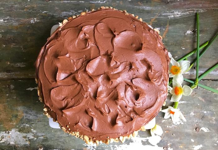 Paprastas šokoladinio pyrago pyragas su šokoladiniu gimtadienio torto papuošimu su riešutais