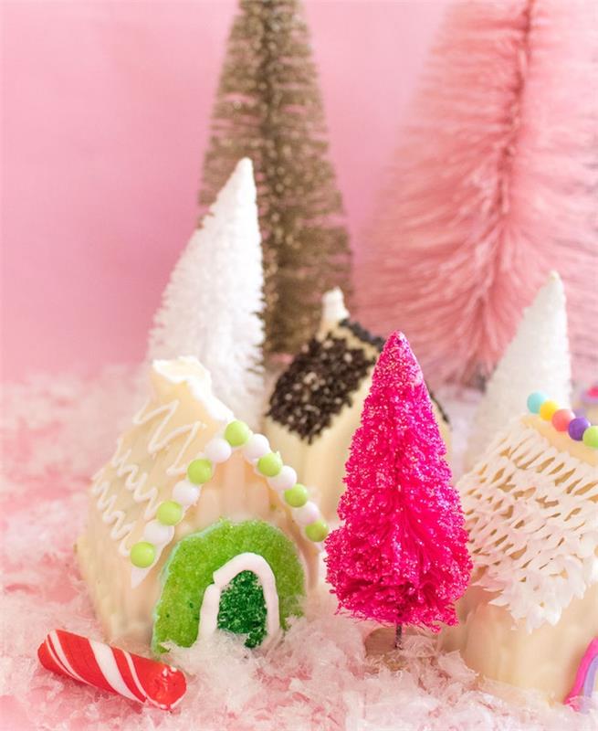 Yılbaşı ve Noel tatlısı, beyaz çikolata ile süslenmiş küçük zencefilli evler, kraliyet kreması ve kapı için sakızlar, yapay Noel ağacı süslemesi