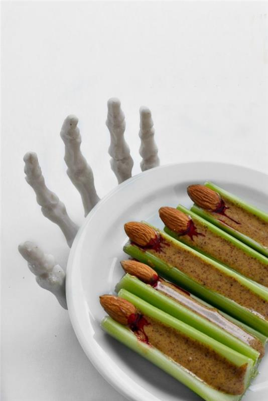 enostaven recept za predjed za noč čarovnic, zelene palčke z mandljevim maslom, ki posnemajo čarovniške prste na okostju