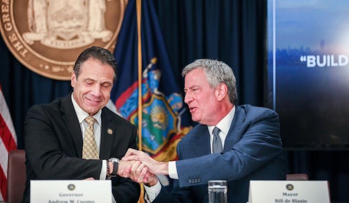 Vali Andrew Cuomo ve New York Belediye Başkanı Bill de Blasio, Amazon'un Long Island City'deki genel merkezini kurma anlaşmasını kutluyor