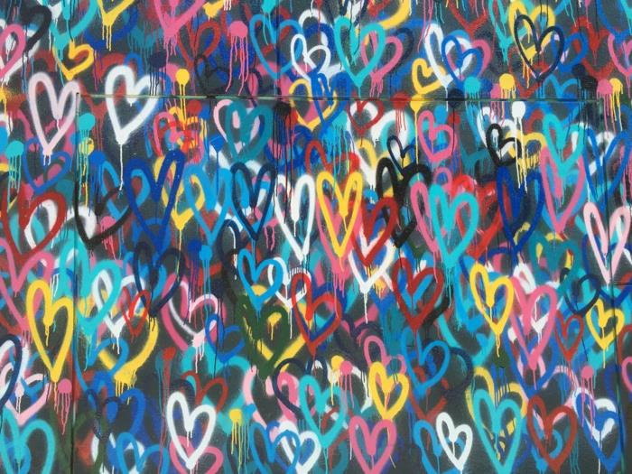 Farklı renklerde kalpleri olan grafiti duvarı, sevgililer günün kutlu olsun aşkım, sevdiğimiz kişi için aşkın güzel görüntüsü