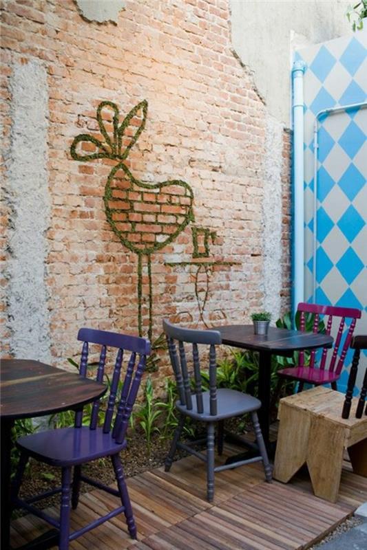 grafiti na opečni steni-kavarna-notranjost-urbana-umetnost