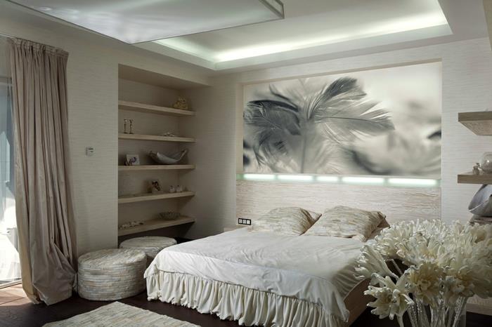 bej krem ​​tabureler, bej perde, ahşap raf, kağıt çiçek buketi, güzel sanatlar fotoğrafçılığı