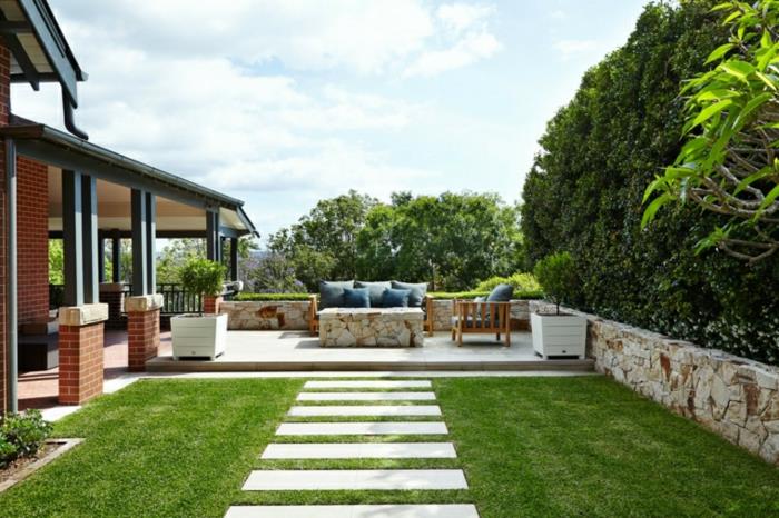 Sofos pagalvėlės ir akmeninis stalas, sutvarkykite terasą, sutvarkytą sodą, lauko sodo išplanavimą