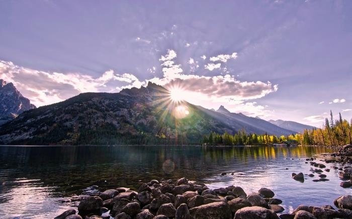 ozadje jesenske pokrajine, ozadje sončnega zahoda, gora in reka