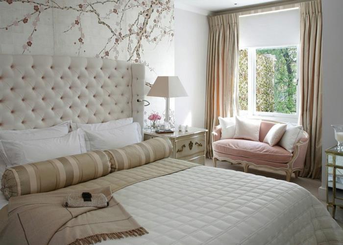 Barok yatak odası dekoru, küçük pembe kanepe, beyaz minderler, boz renkli perdeler, beyaz duvarlar