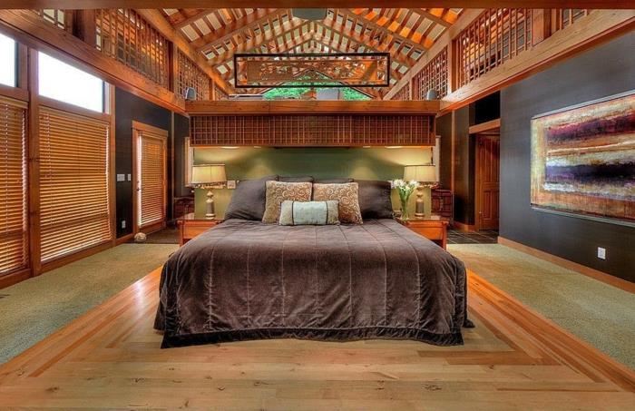 prijetna spalnica, velika postelja z rjavo odejo, leseni strop