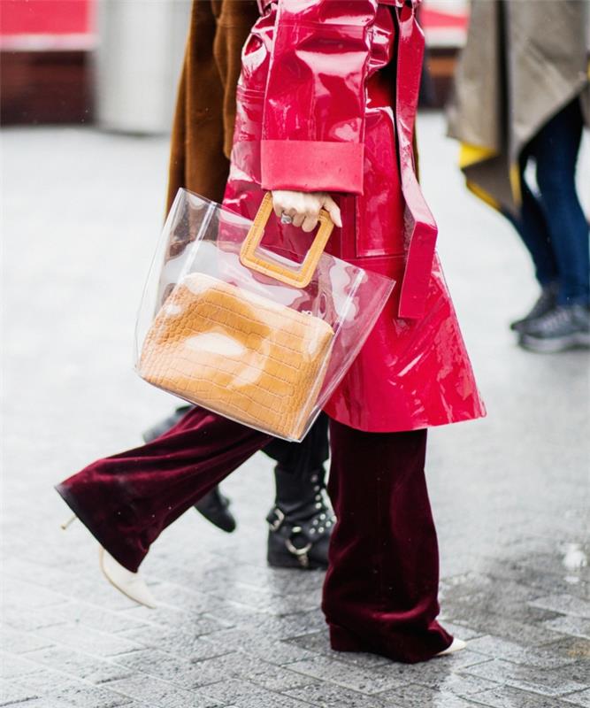 didelis akrilo krepšys, dėvimas prie ilgos neperšlampamos striukės, bordo spalvos zomšinės kelnės