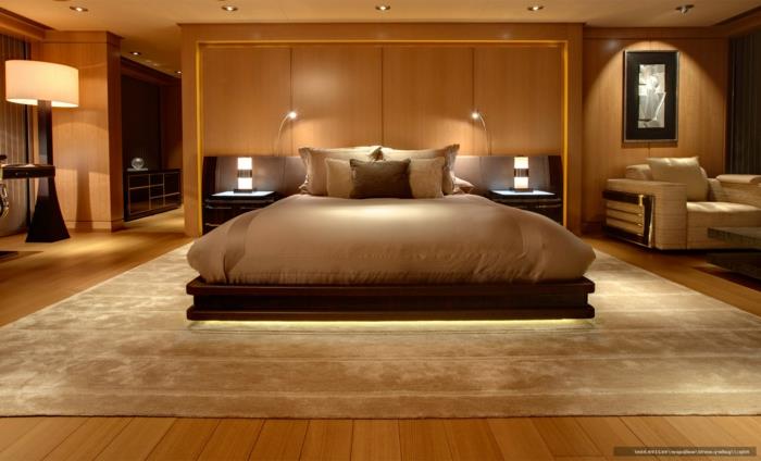 preprosta in elegantna postelja na platformi, velika bež preproga, nočne omarice s svetilkami, romantično vzdušje