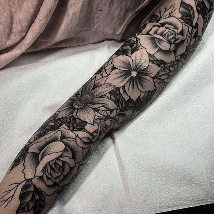 ideja za tetovažo z vzorcem cvetja, lilije in vrtnice, enobarvna tetovaža, ženski rokav za tetoviranje