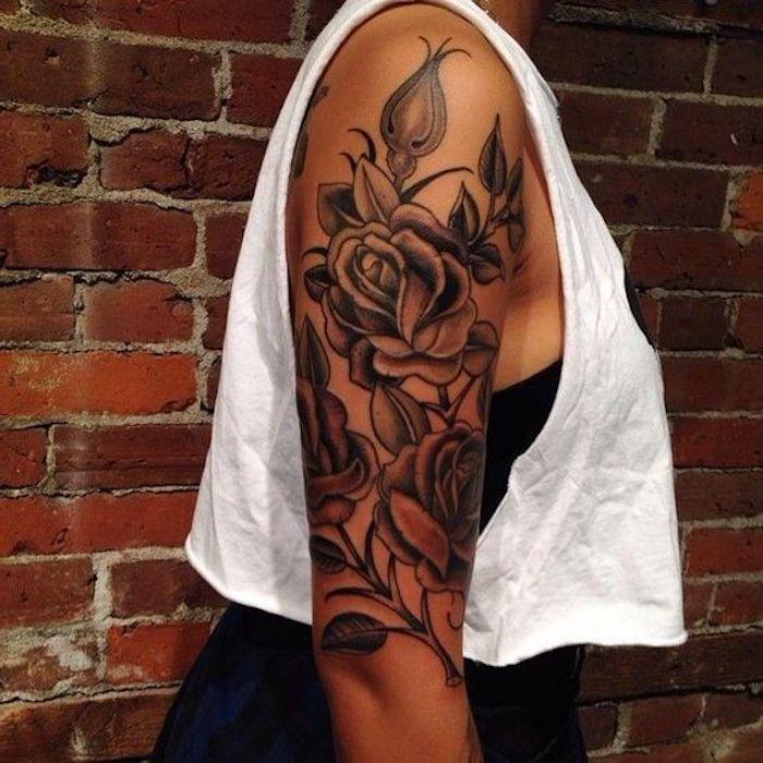 tetovaža ženske roke, opečna stena, gumbi, vrtnice, poletna obleka, bela brezrokavnica, enobarvno oblikovanje tetovaže