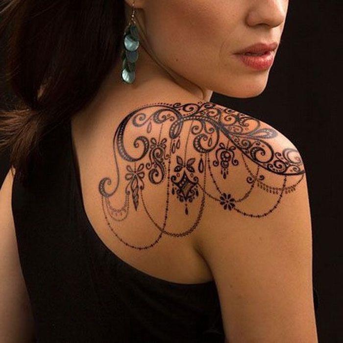 ženska tetovaža ramen, tetovaže obeskov, uhani z biseri, cvetlični vzorci, črna brezrokavnica