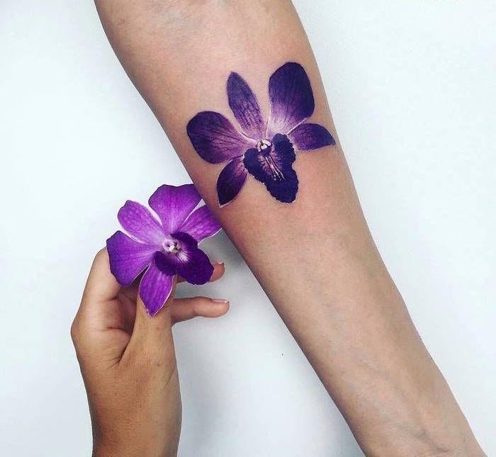 violetinė orchidėjų tatuiruotė ant dilbio