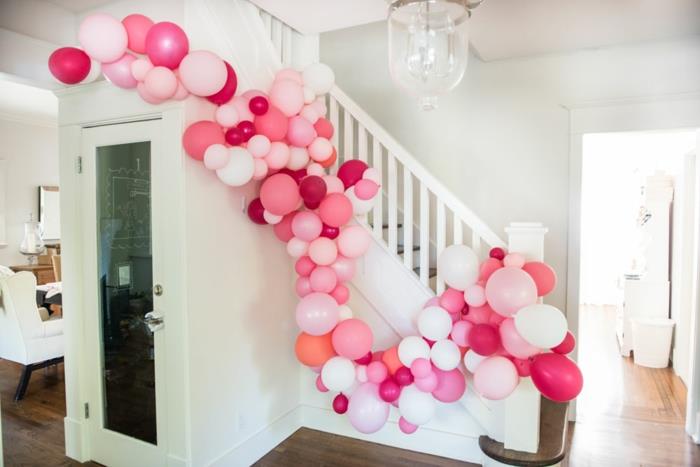 prie laiptų pririšti dekoratyviniai arkos balionai, baltas namas, kūrybinga baliono puošmena