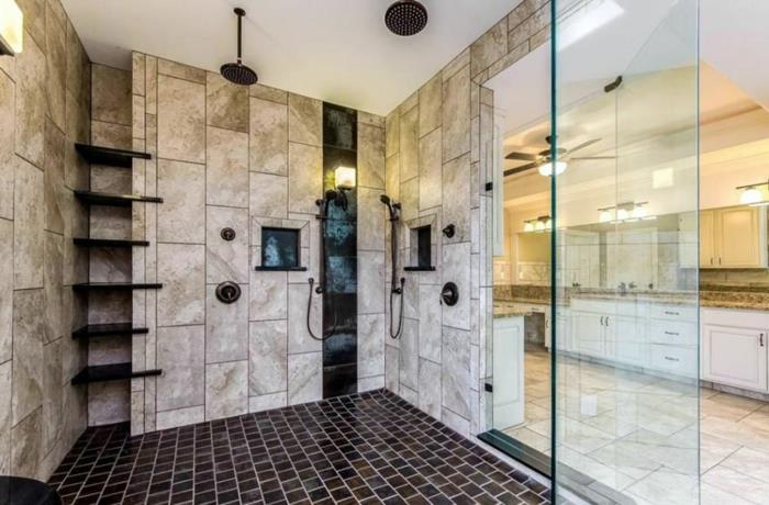 dušo kabina su sienine saugykla, travertinas ant sienų, juodos mozaikos grindys