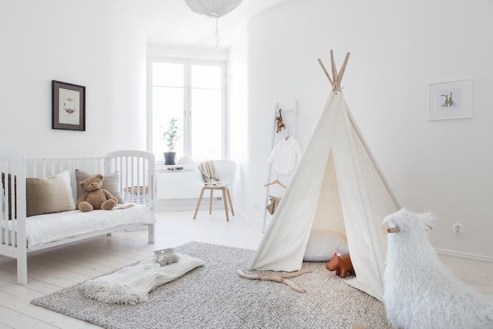 madingas kūdikių kambario modelis, visiškai baltas ir šviesus, su kabrioletu lova ir ekologišku „teepee“