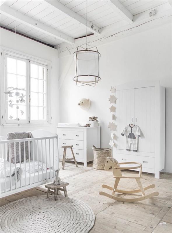 kūdikių kambarys su švedišku dekoru, visas baltas medinis vaikų kambarys