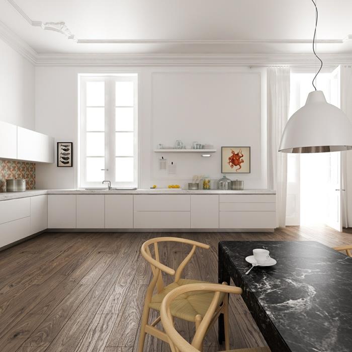 parketo virtuvės grindys, juodas stalas, medinės lentos, baltos spintelės, balta gamyklos lempa