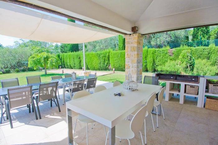 Açık mutfaklı ve geniş bahçe manzaralı karo zemin üzerinde açık ve kapalı ev terası