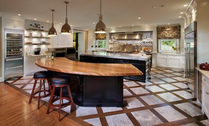 didelė virtuvė, medinės ir odinės kėdės, išlenkta sala, chromuotos lempos, geometrinės grindys, įmontuotas šaldytuvas