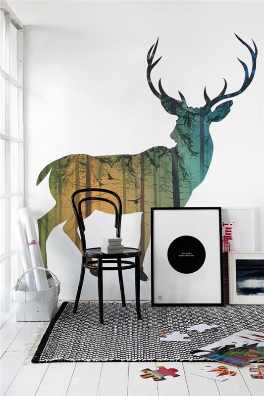 Šiaurietiška dvasia baltame gyvenamajame kambaryje su gyvūno dizaino tapetų siena, juodais baldais ir baltomis sienomis
