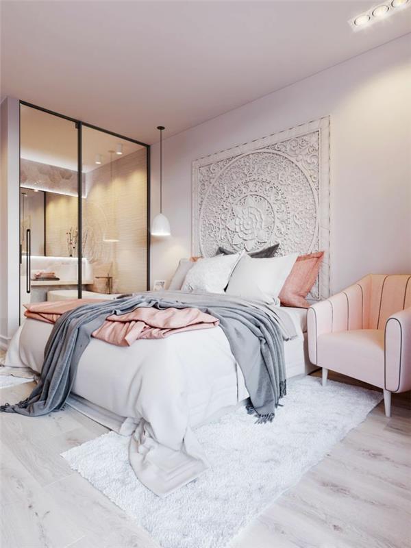 interjero baldakimas, modernus miegamojo dekoras, rožinis fotelis, pilkos ir rožinės spalvos pagalvėlės, tekstilinis galvūgalis