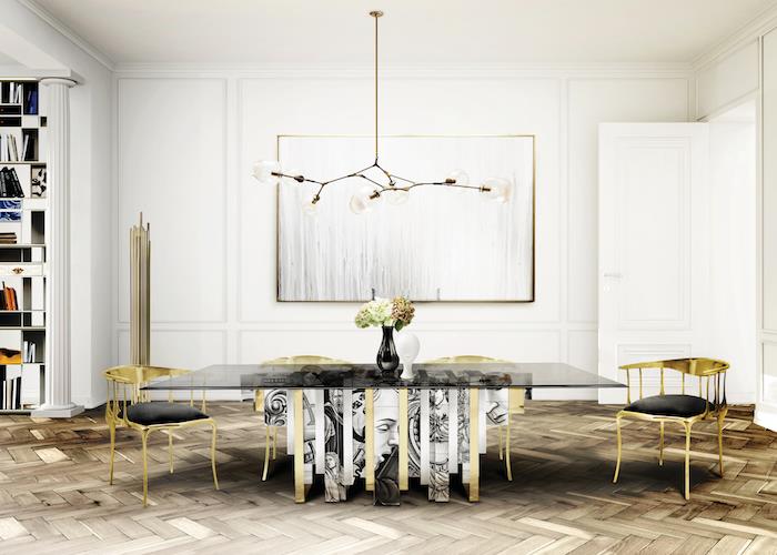 prozorna črna steklena jedilna miza in zlati kovinski stoli z belimi stenami na lesenih tleh