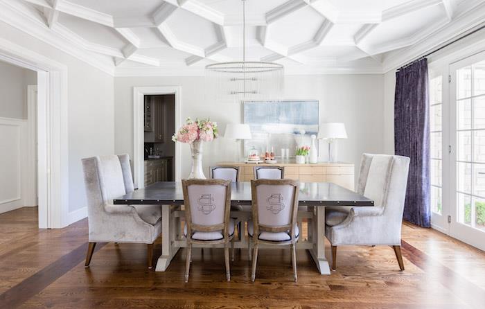 pohištvo za jedilnico v retro slogu z belim izrezljanim stropom in belimi žametnimi naslanjači