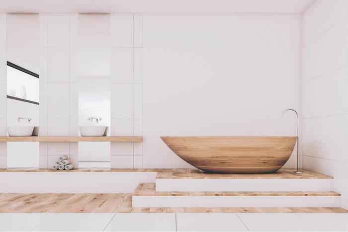 Zen prostorna razkošna kopalnica s stopničasto in samostojno ovalno leseno kadjo in belim minimalističnim skandinavskim dekorjem