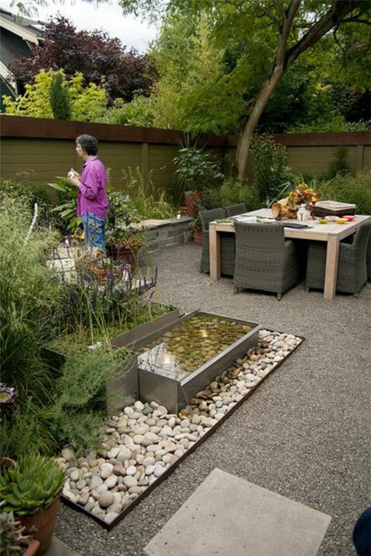 didelis sodas-stalas-pusryčiai-sodas-maži-dekoratyvūs-balti akmenukai