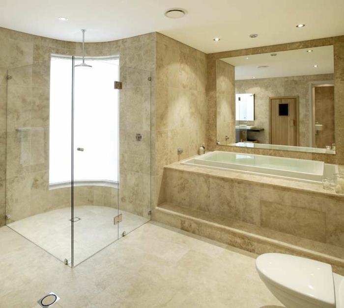 maža dušo zona, didelė vonia, didelis veidrodis prie sienos, travertino vonios kambarys