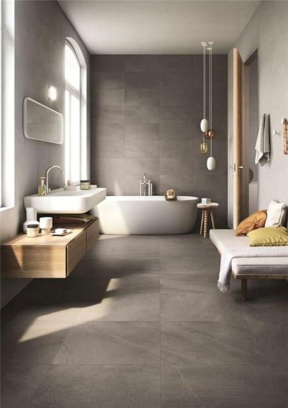 Küvet, lavabo ve kanepe, banyo tezgahı, banyo fayansı fikri olan lüks oda