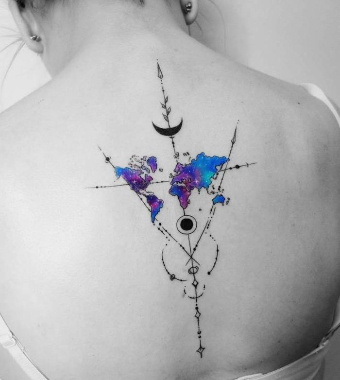 Trendovska abstraktna tetovaža za popotnike, hrbtna moderna tetovaža v izvirnem slogu, kompas in različni simboli, mistična tetovaža lune, barvni zemljevid sveta galaksije
