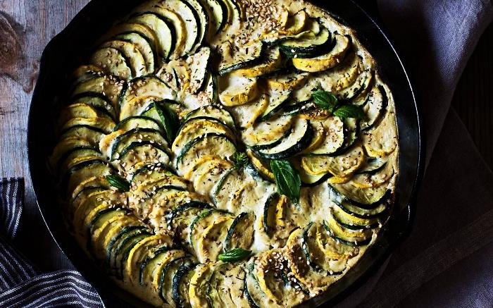 veganski gratin recept iz bučk z omako iz indijskih oreščkov, okusen vegetarijanski obrok iz bučk