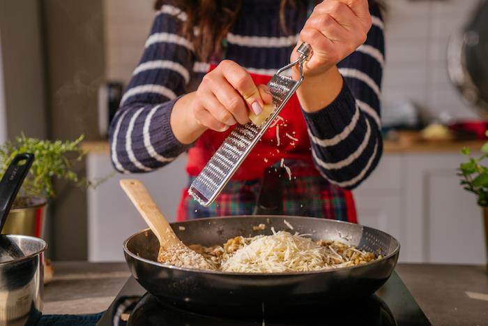Rendelenmiş Parmesan'ı risottoya ekleyin, hafif bir akşam yemeği olarak kolay bir risottoyu nasıl yapacağınızın son adımı
