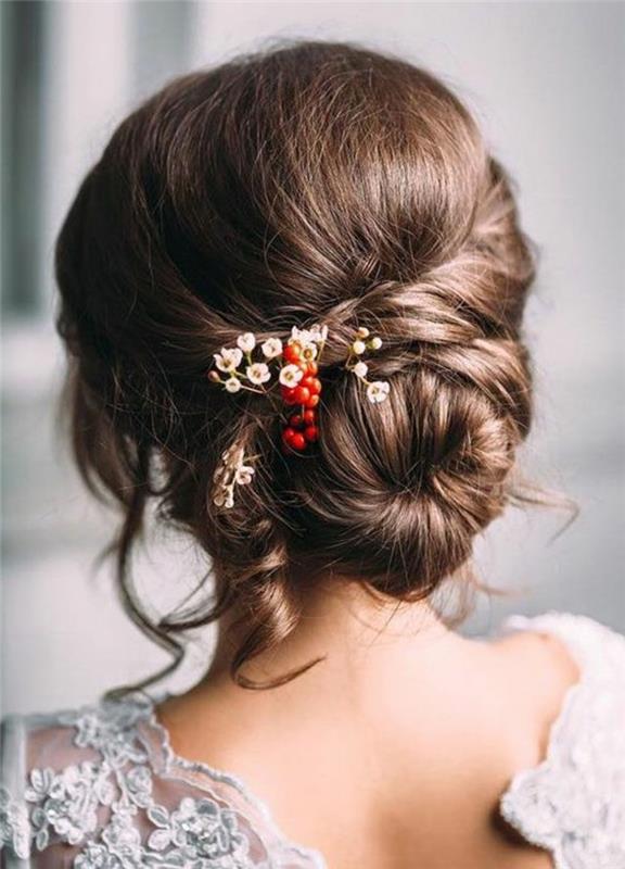 graziosa-pettinatura-raccolta-chignon-fiori-ciuffi-liberi-tinta-castano-chiaro